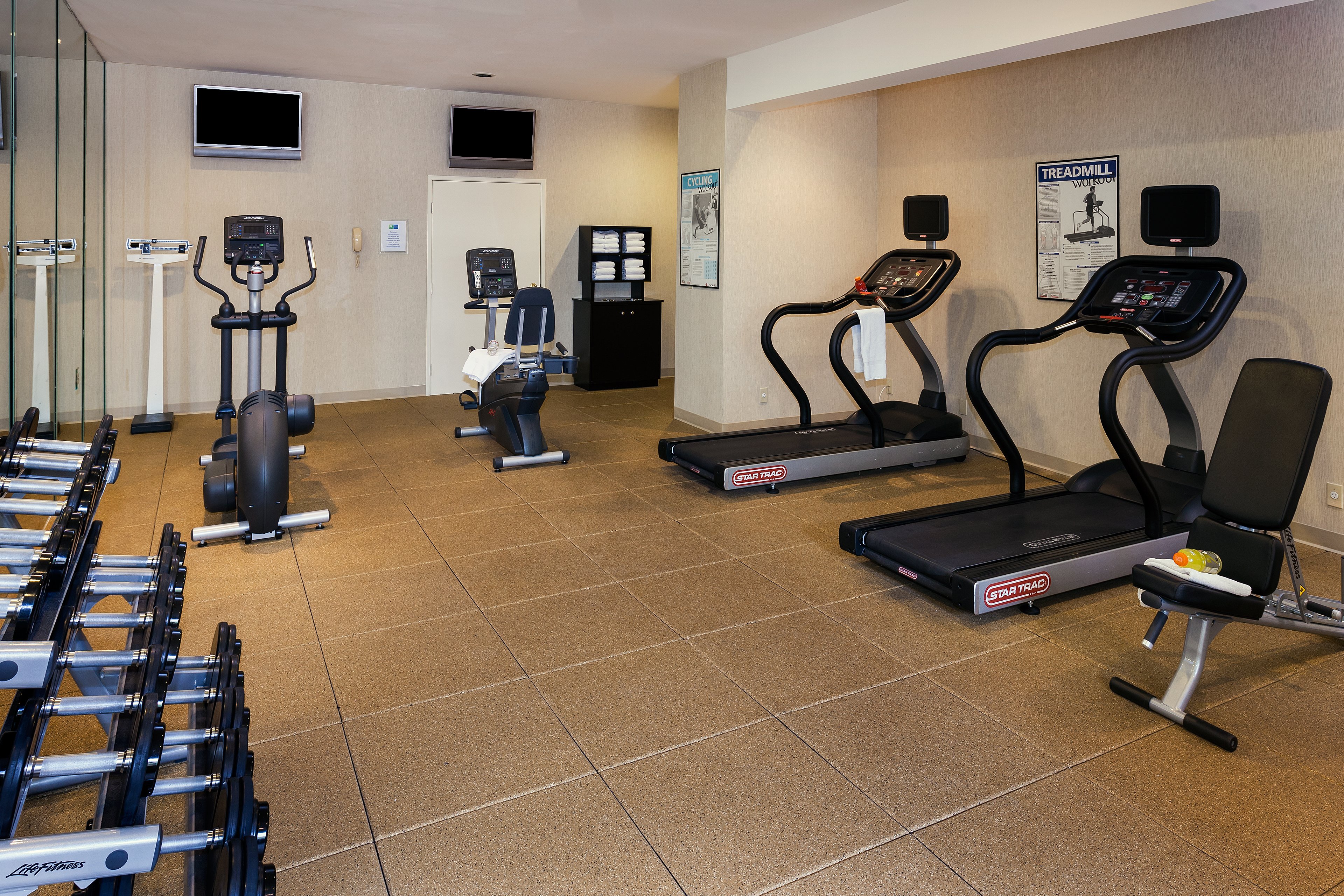 Holiday Inn Express Simi Valley 36/60