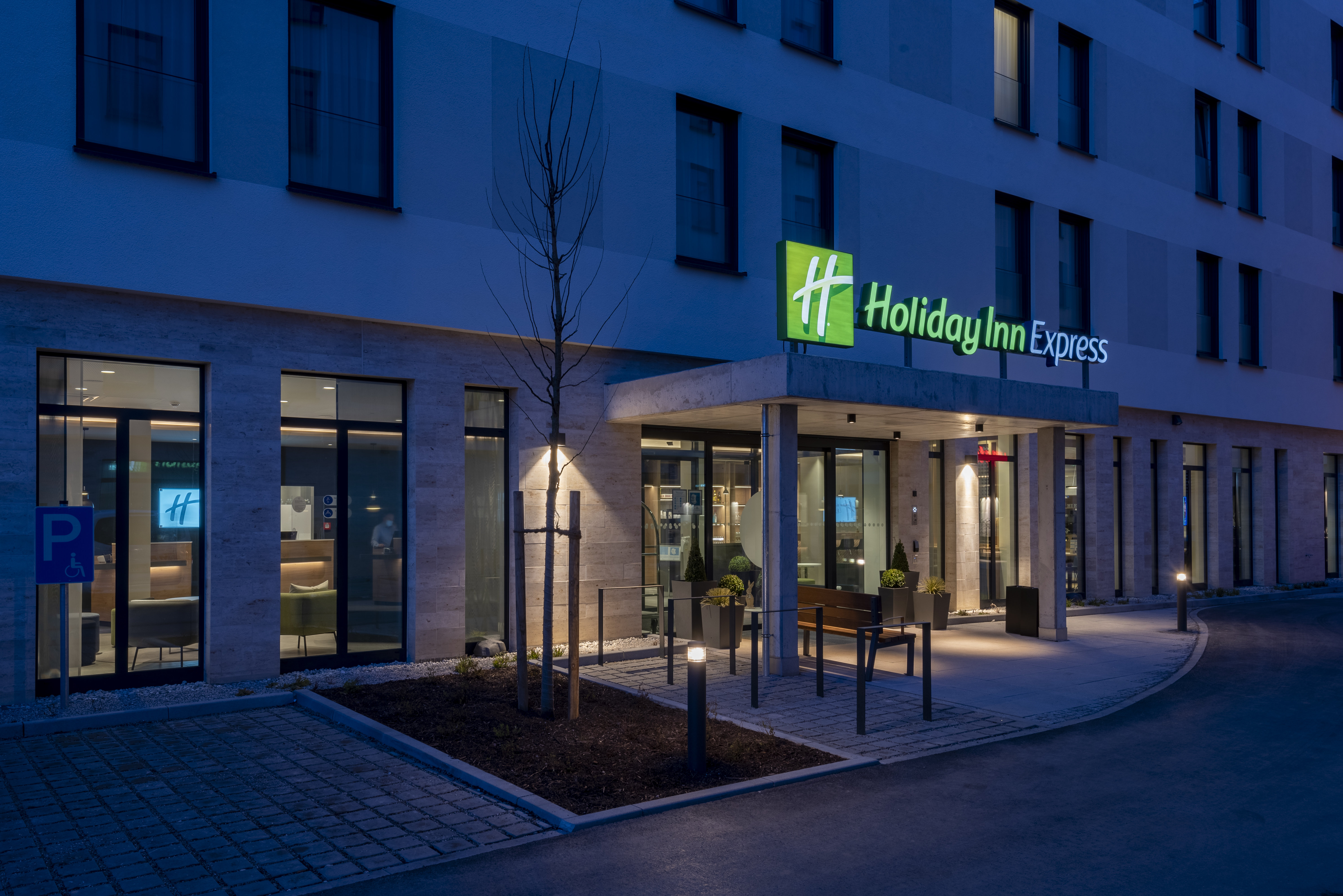 Holiday Inn Express Munich North, an IHG Hotel 69/71
