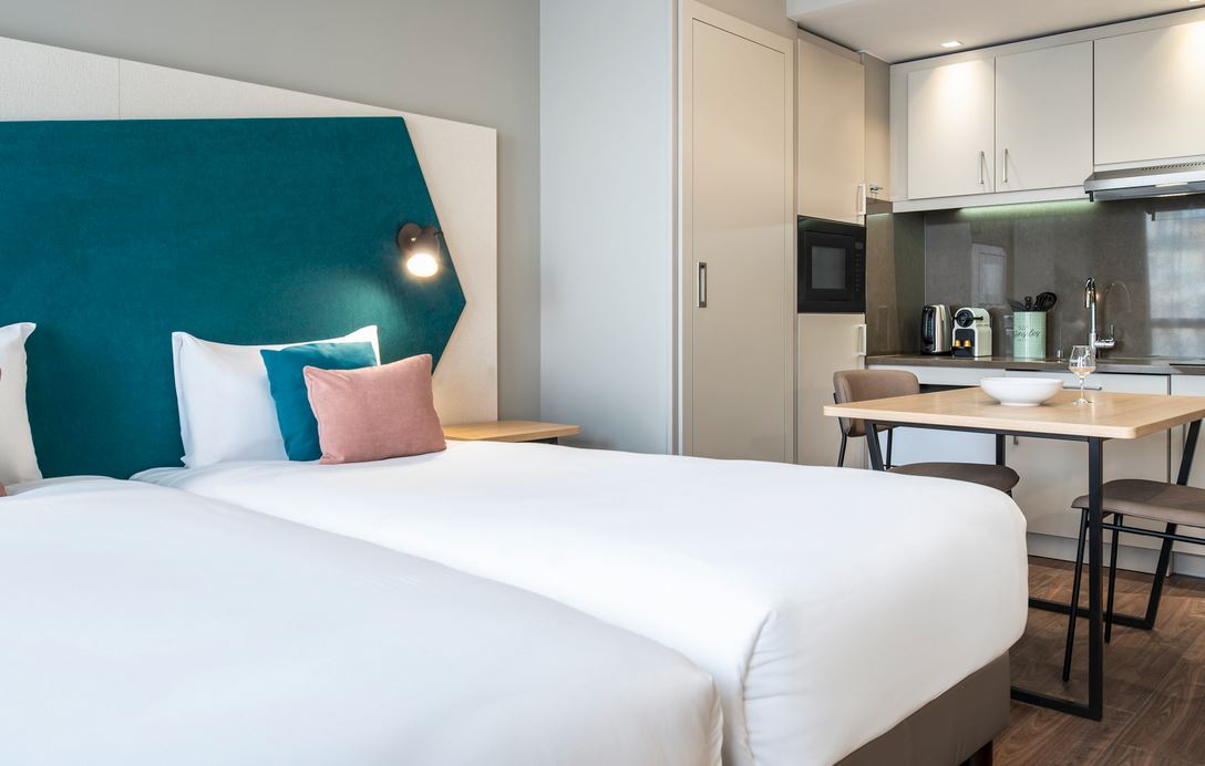 STUDIO, TWIN BEDS