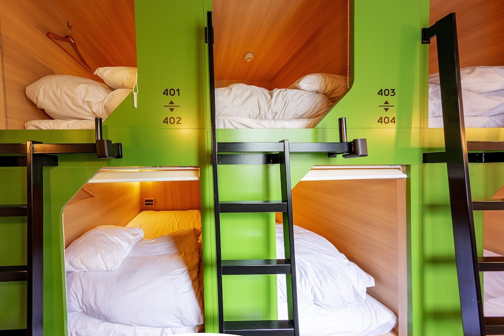 MIXED DORM, SHARED BATHROOM