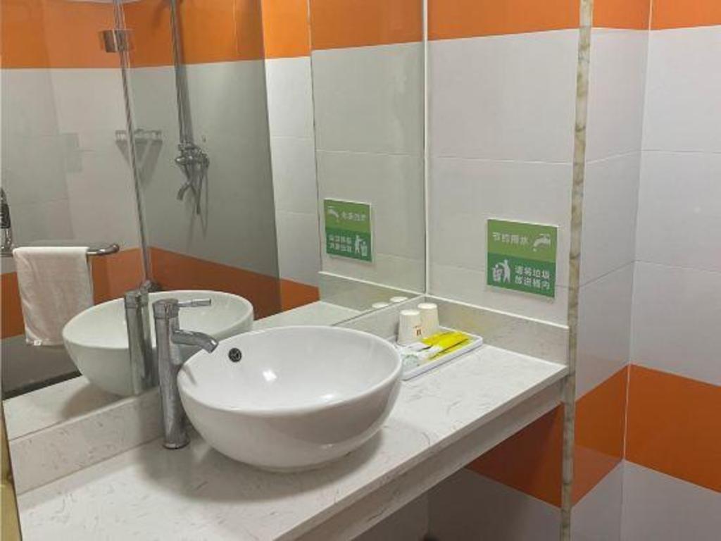 7 Days Inn (Zhuhai Haiquanwan Pingsha) 48/55