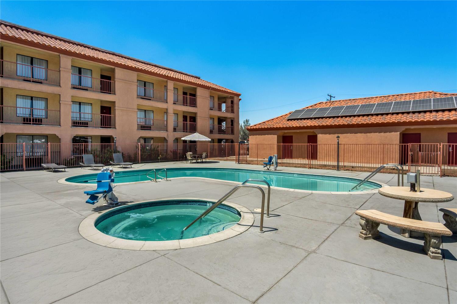 Days Inn by Wyndham Fontana / Rialto 32/34