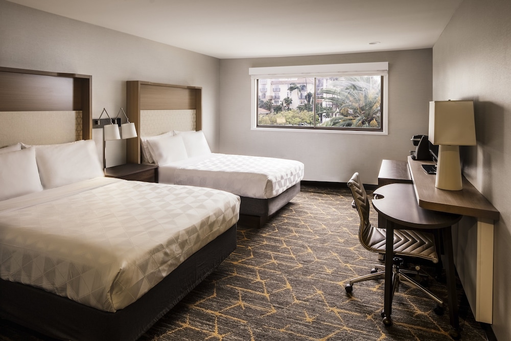 Holiday Inn Orange County Airport 16/57