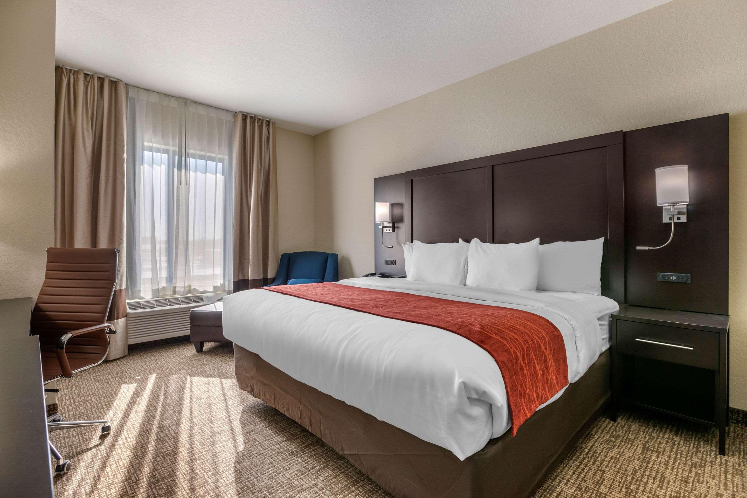 ROOM, KING BED