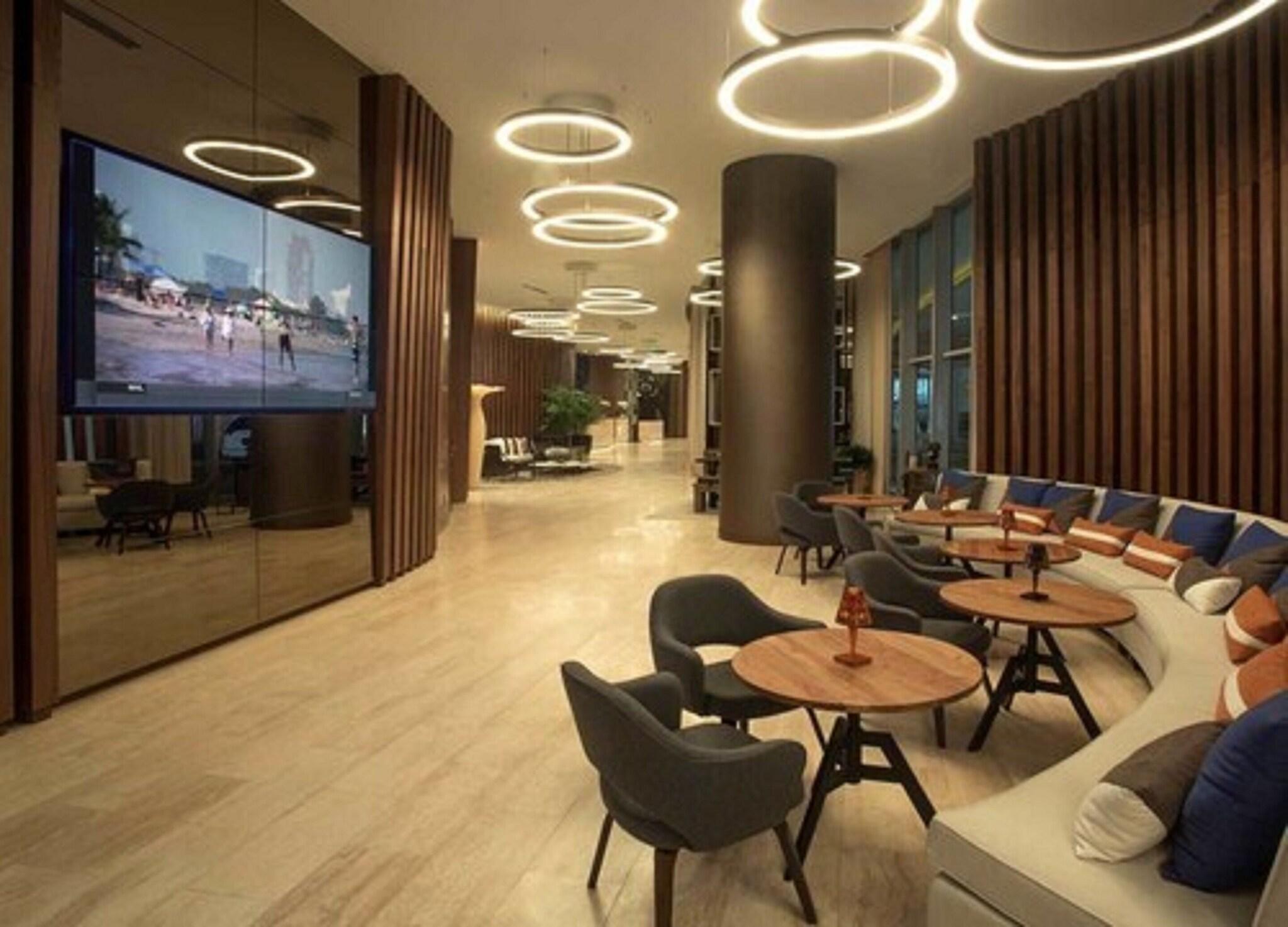 Hyde Beach Condos by Ammos VR 17/26