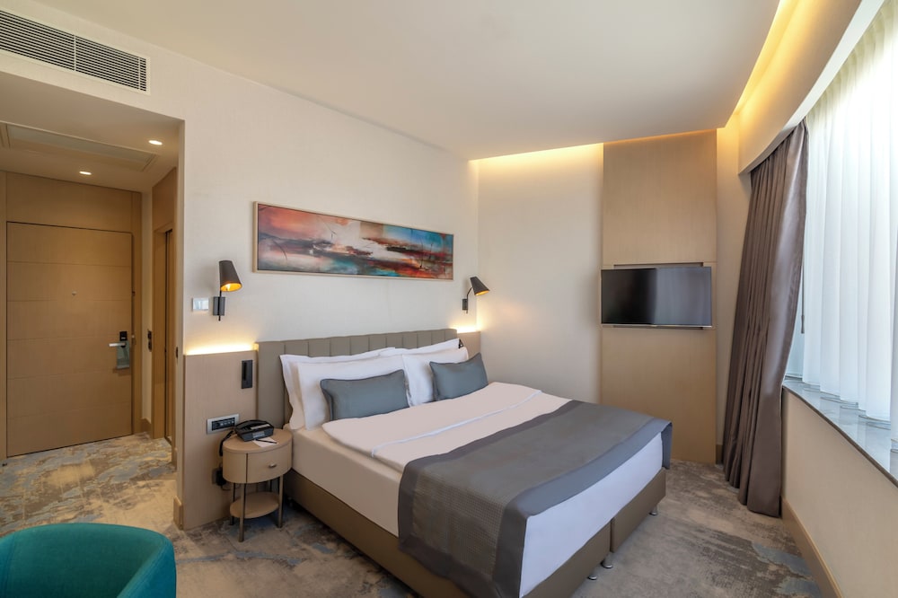 Standard, King Bed, City View