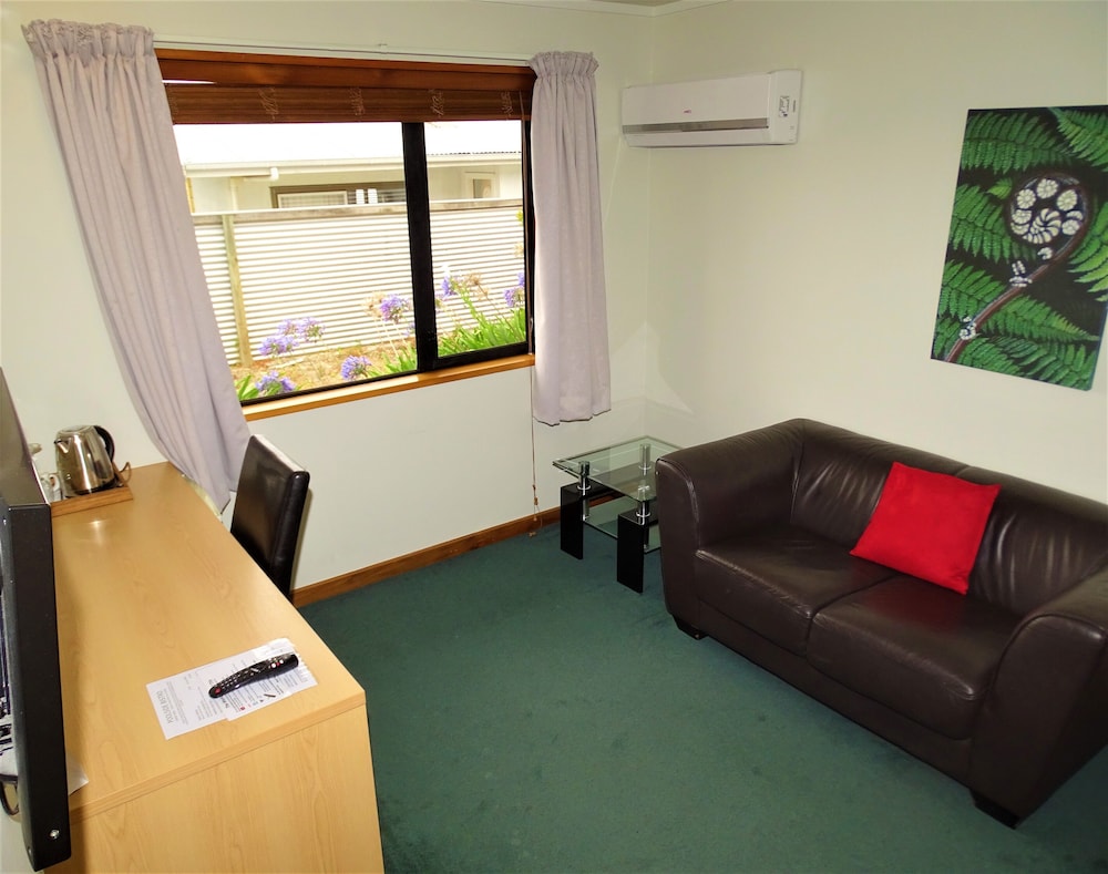 The Marlborough Riverside Hotel 38/48