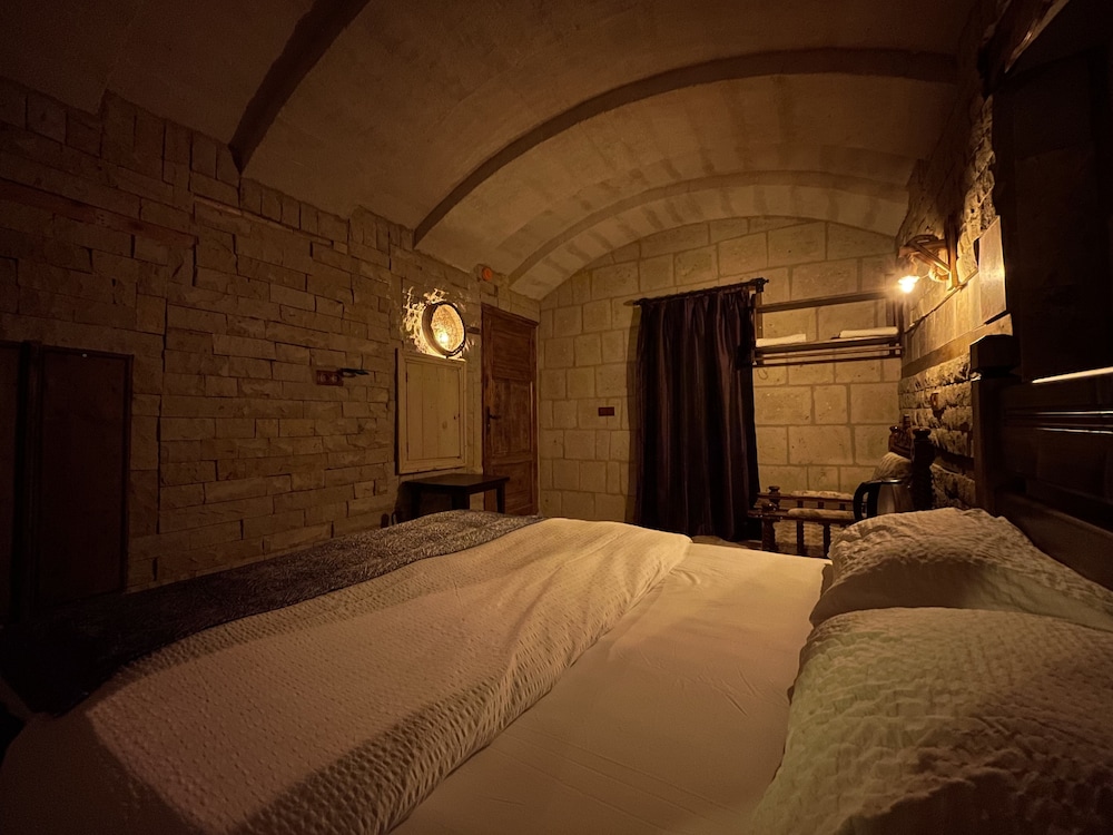 The Cave House 6/38