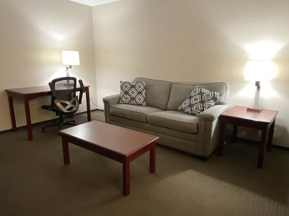 Clarion Inn and Suites Grand Rapids Airport 35/63