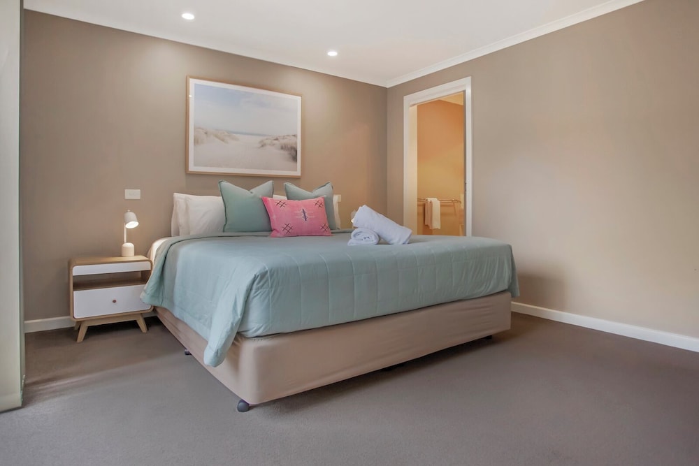 2 Bedrooms, Family, Villa, King and Queen Bed, Bay View, Sofa، Sea Foam Villas 5/8