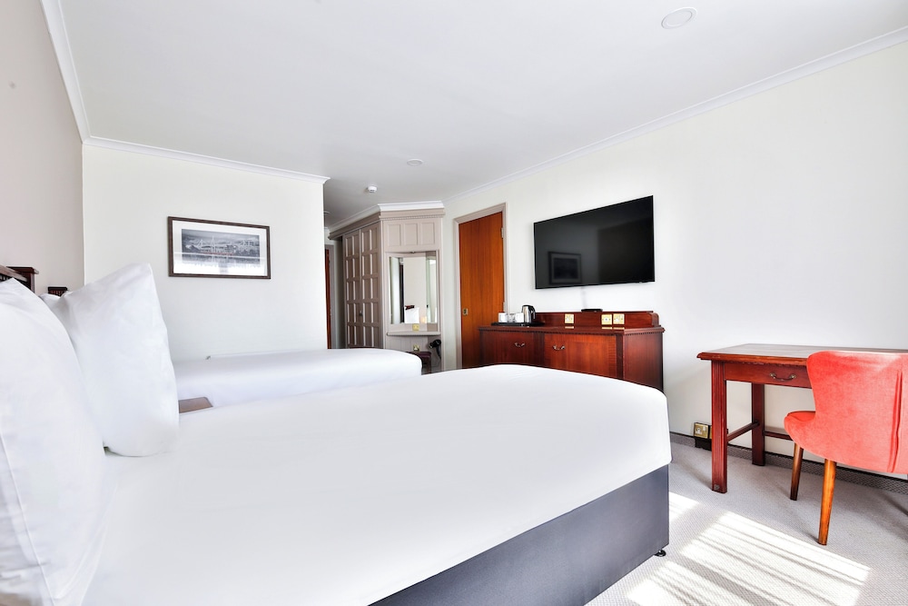 Superior, Twin Beds, Lake Side