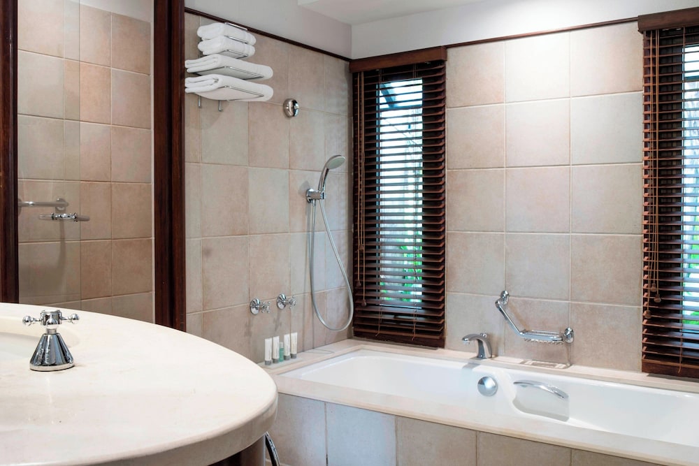 LE MERIDIEN ILE DES PINS 50/50