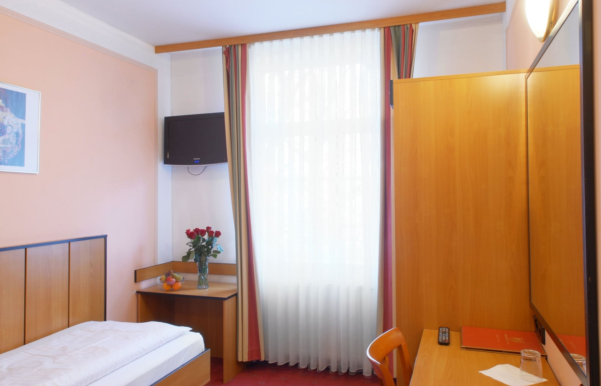 ROOM, SINGLE