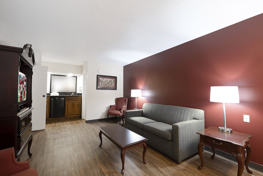 Red Roof Inn & Suites Calhoun 26/34