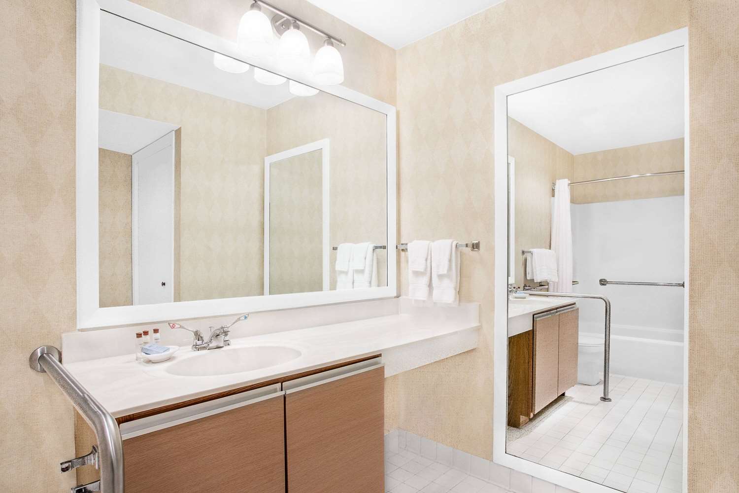 Hawthorn Suites by Wyndham Green Bay 9/10