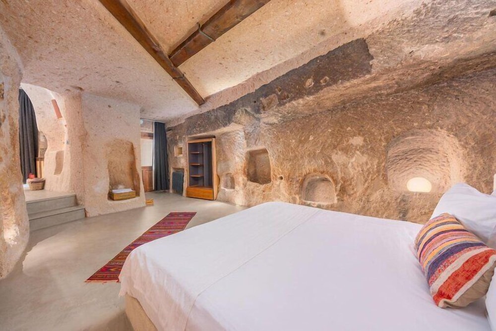 Cave, Design, Suite, Queen Bed, Bathtub
