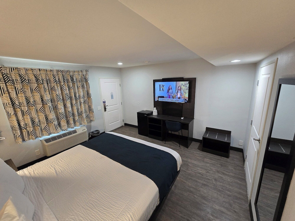 DELUXE, KING BED, ACCESSIBLE