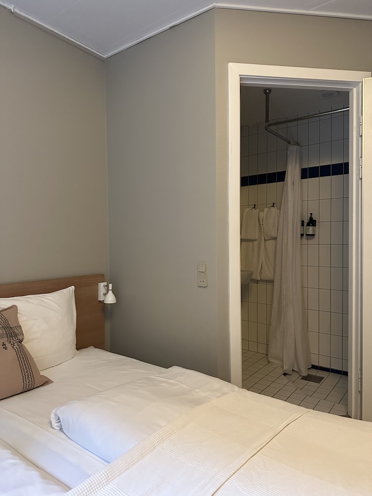 MEDIUM, STANDARD, QUEEN BED, COURTYARD VIEW