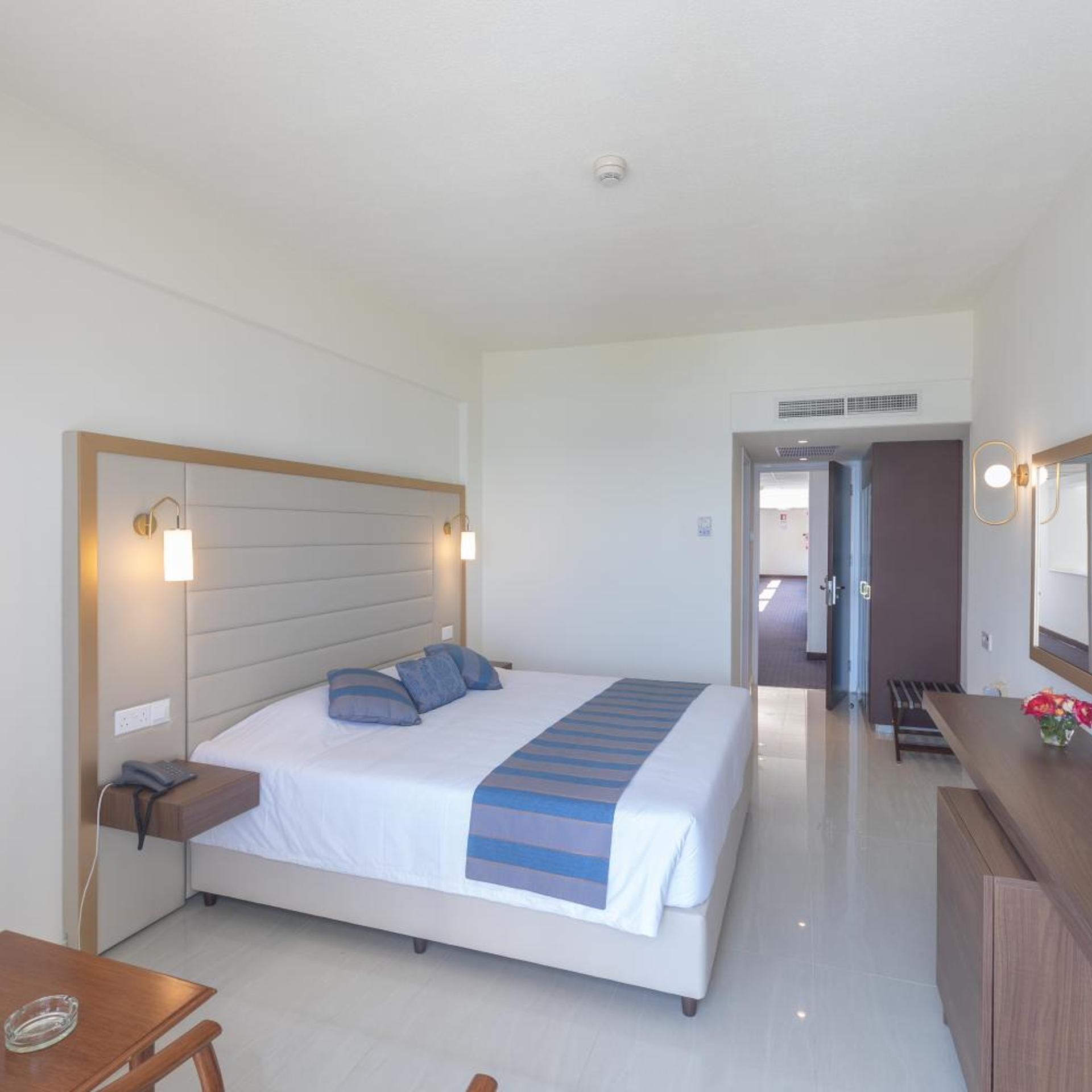Room, Double or Twin Bed, Sea Front