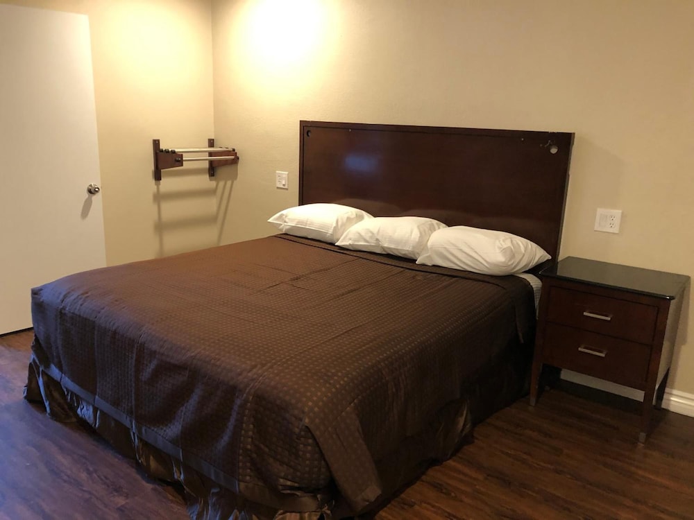 American Inn Ontario 8/35