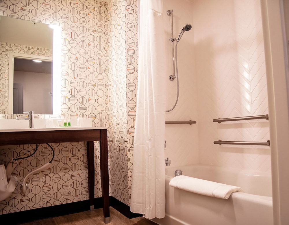 Holiday Inn Suites Savannah Airport Pooler 24/74