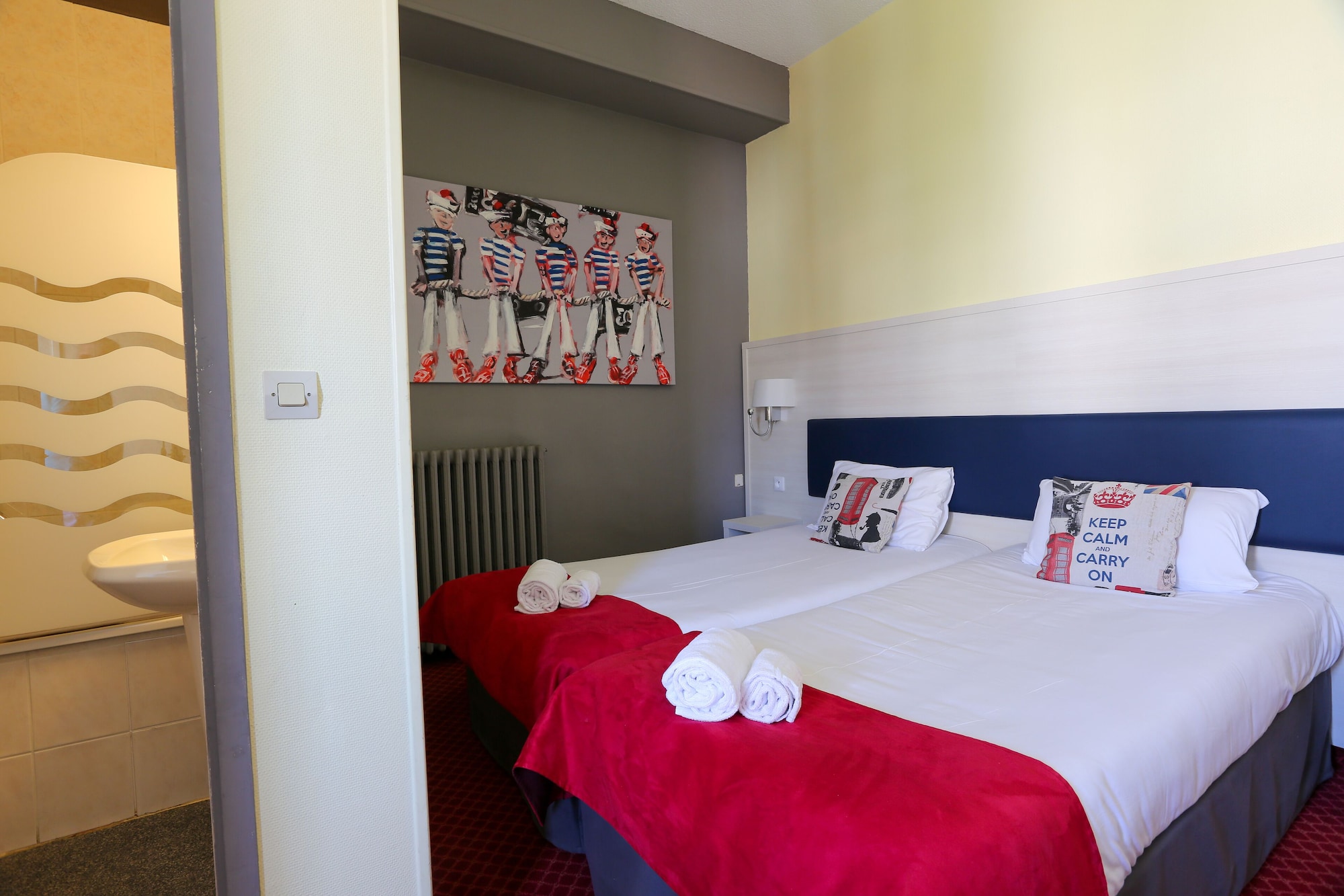 غرفة قياسية بسريرين منفصلين، Brit Hotel Bleu Nuit 7/8