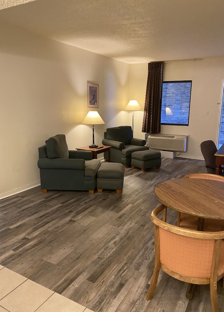 Travelers Place Inn & Suites 46/73