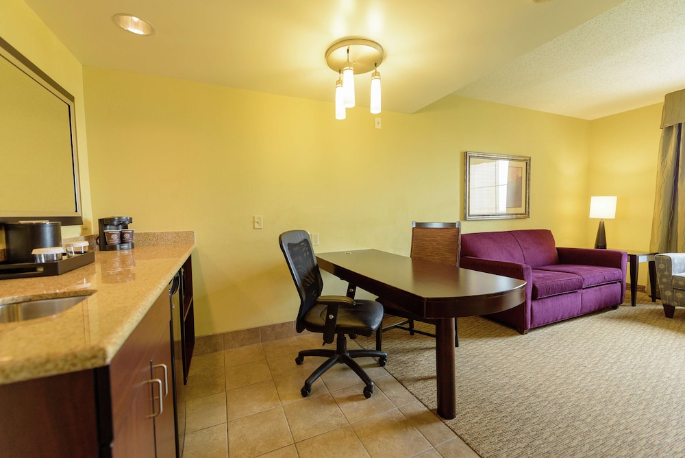 Embassy Suites by Hilton Minneapolis North 69/72
