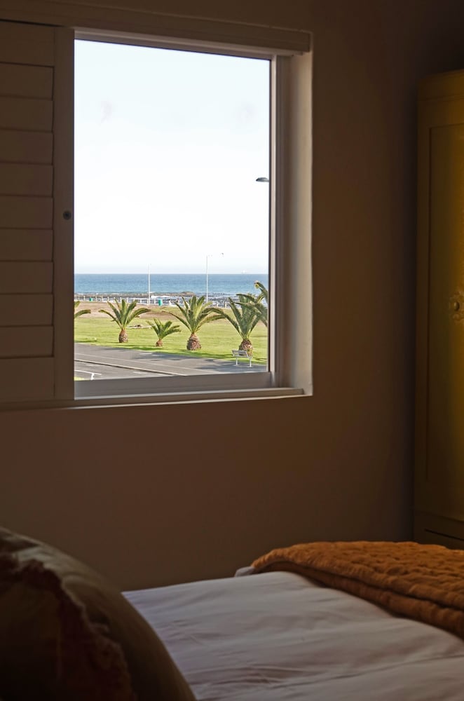 Dolphin Inn Guest House 28/74