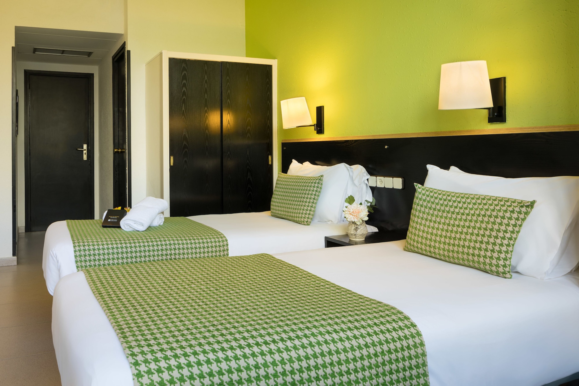 ROOM, DOUBLE BED