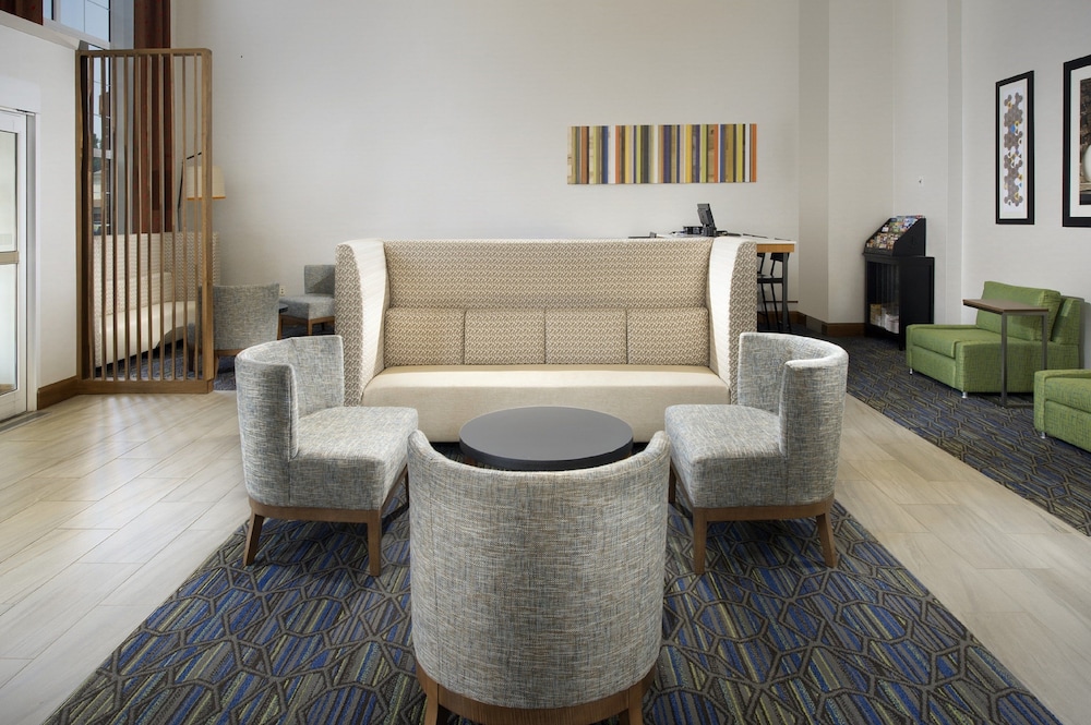 HOLIDAY INN EXPRESS & SUITES CHARLOTTESVILLE - RUCKERSVILLE 38/54