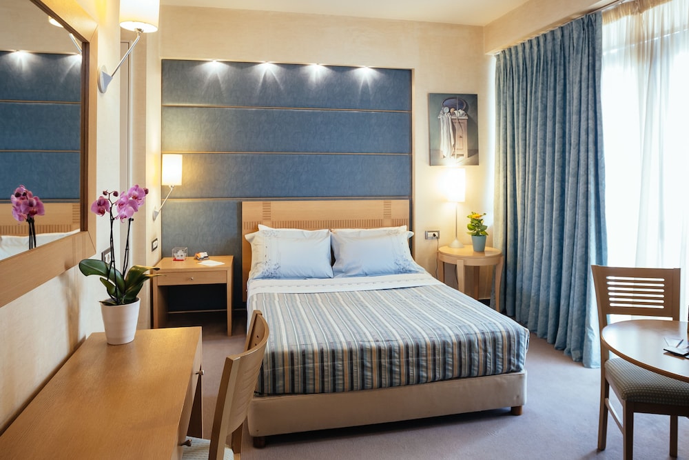 Suite, 1 Single and 2 Queen Beds, Balcony