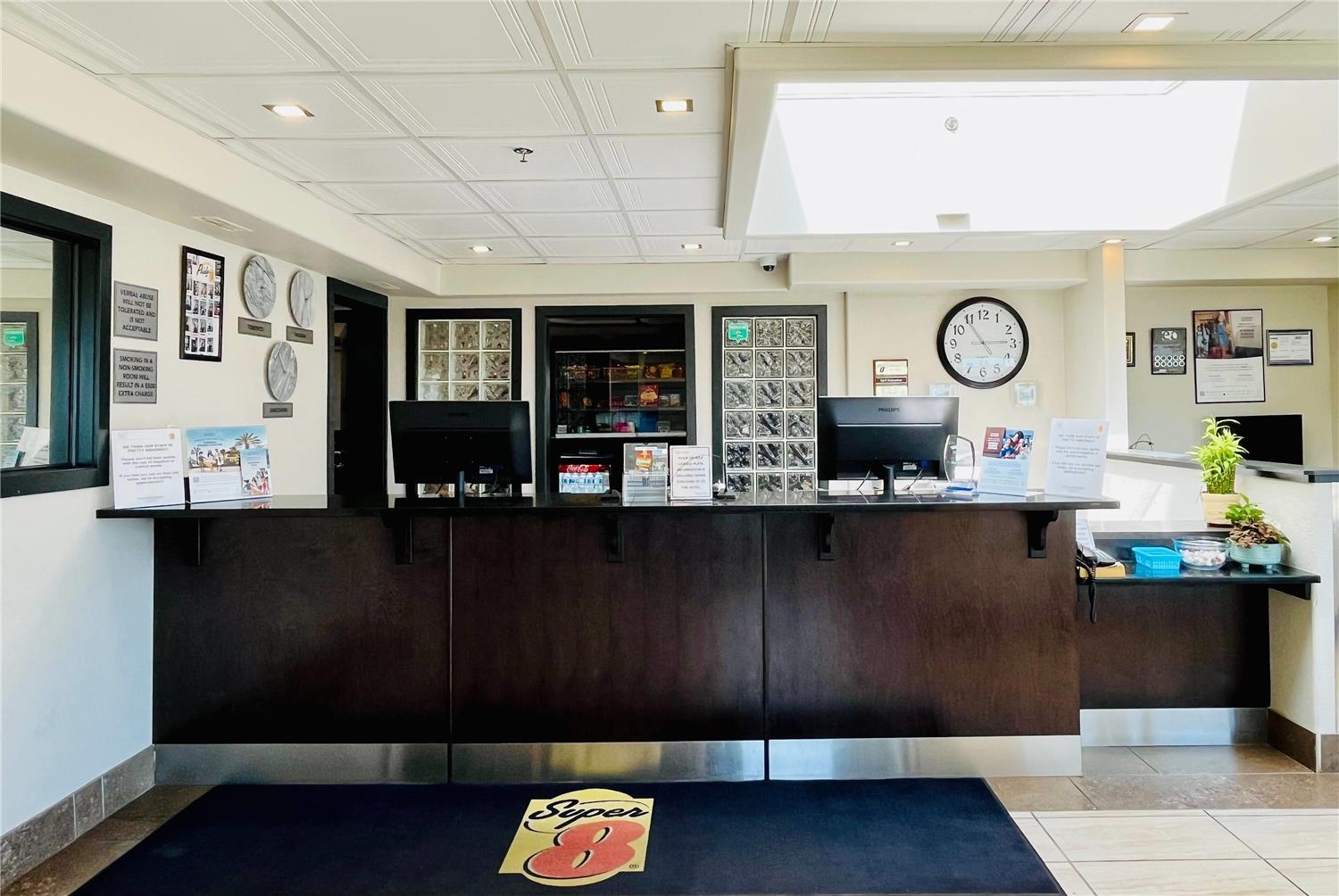 Super 8 By Wyndham Grande Prairie 2/35