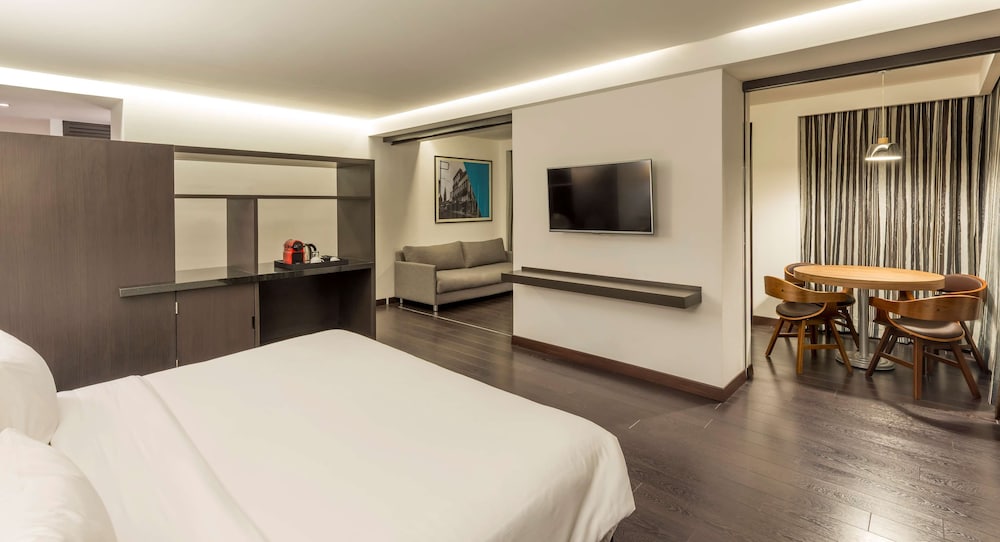 SUITE, KING BED, TERRACE
