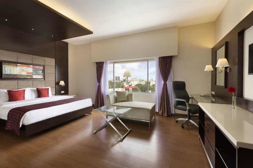 DELUXE, KING BED