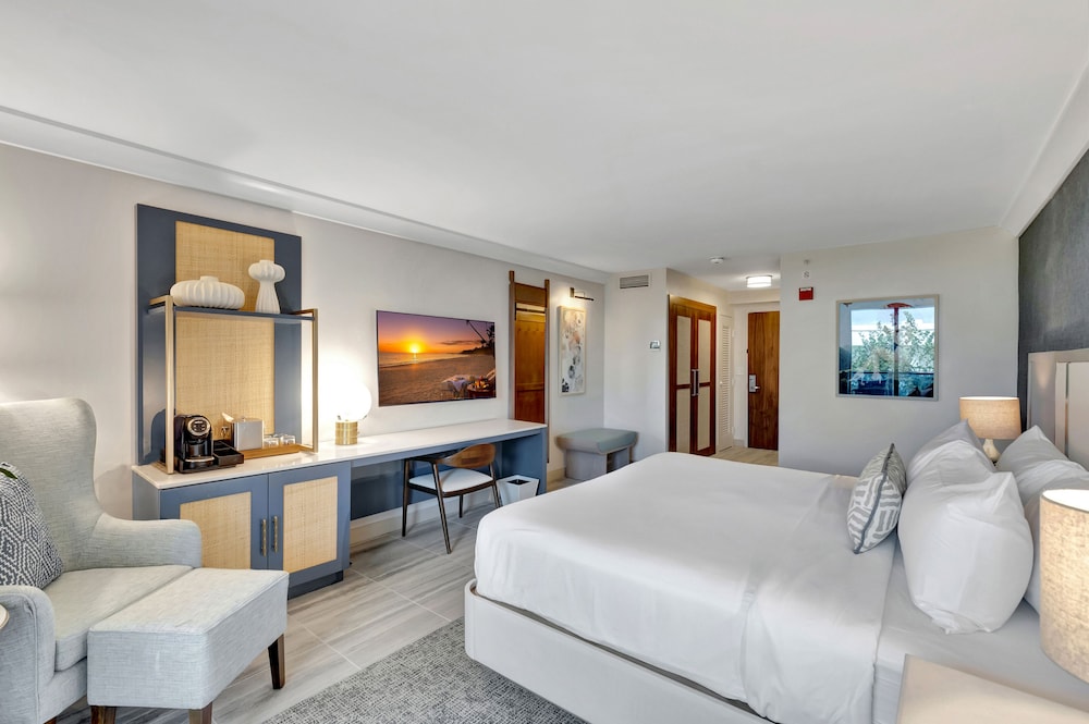 Signature, Deluxe, King Bed, Ocean Front, Balcony