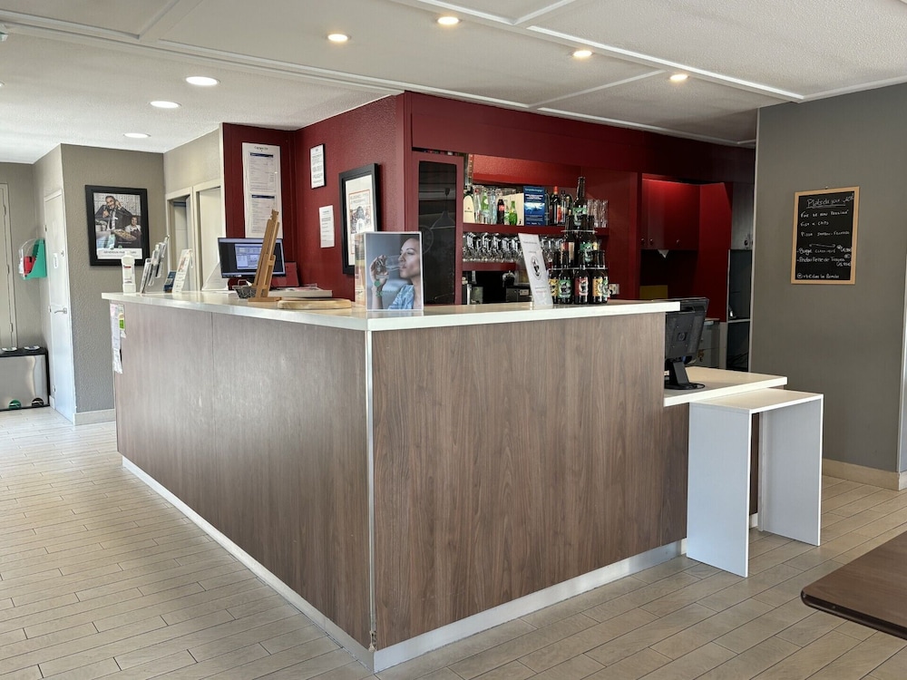 Lobby at CAMPANILE MOULINS - AVERMES, AVERMES