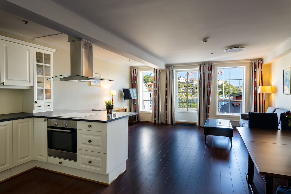 Victoria Hotel 34/50