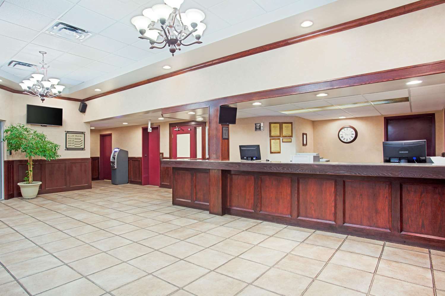 Ramada by Wyndham Red Deer Hotel & Suites 5/36