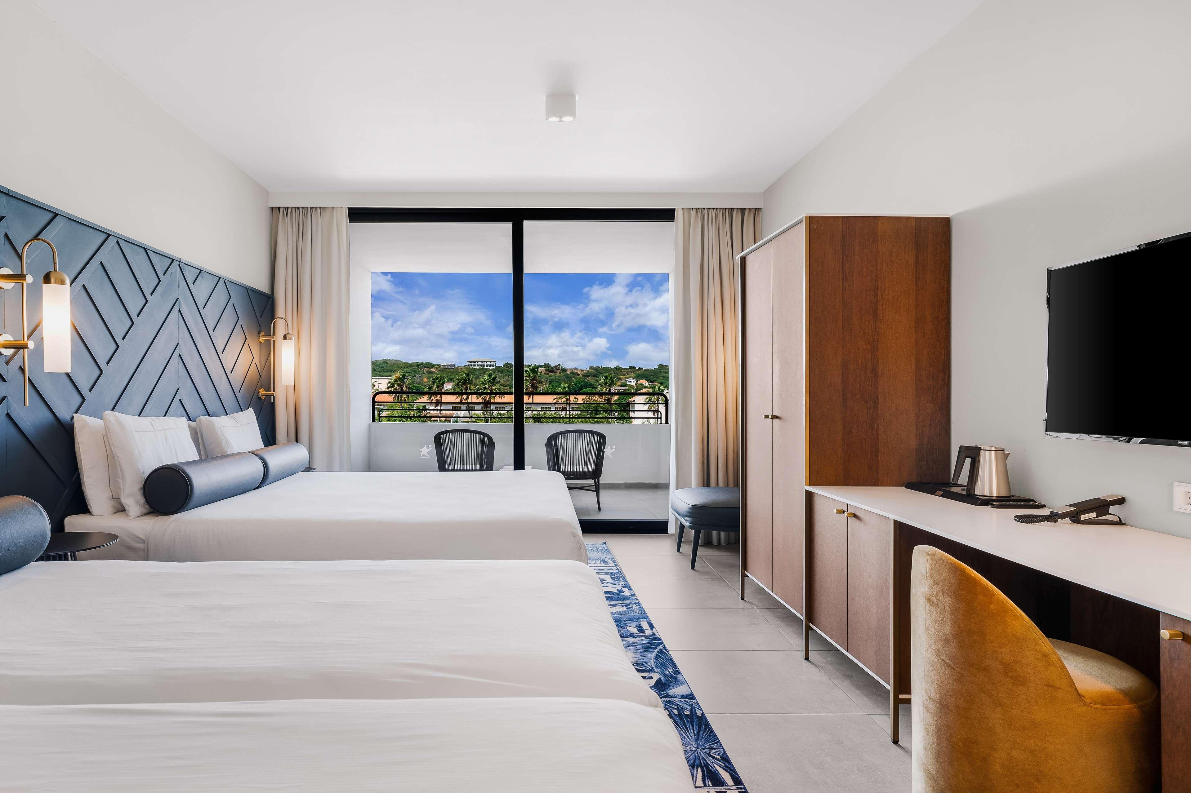 GUEST ROOM, 2 KING BEDS