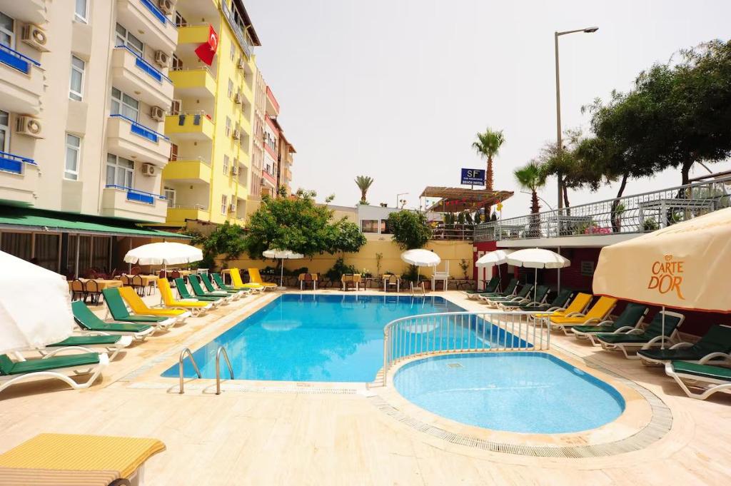 Semt Luna Beach Hotel 43/45