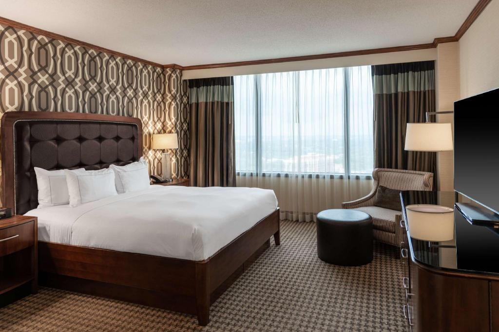 DELUXE, SUITE, KING BED, ACCESSIBLE