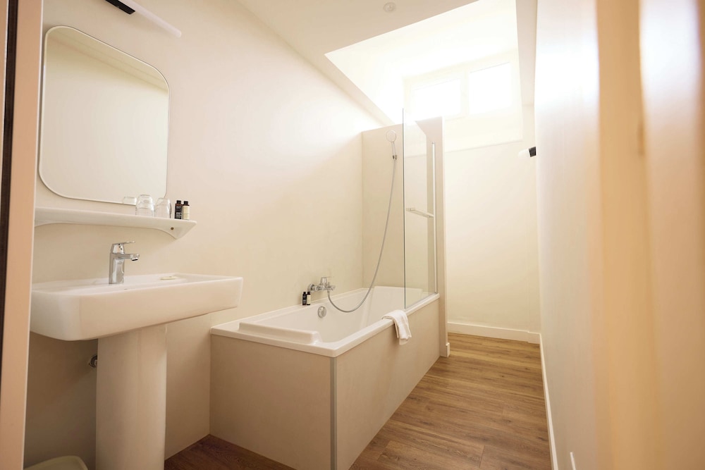 غرفة رباعية بسرير كوين، HOTEL HENRI IV 8/8