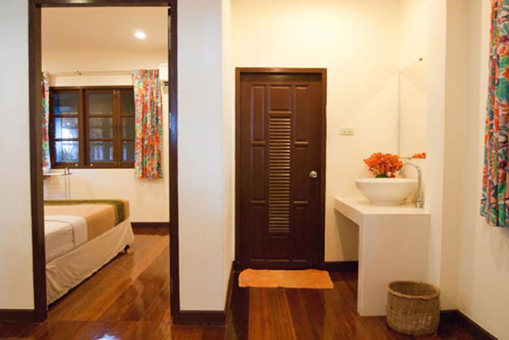 Baan Klang Aow Beach Resort 30/66