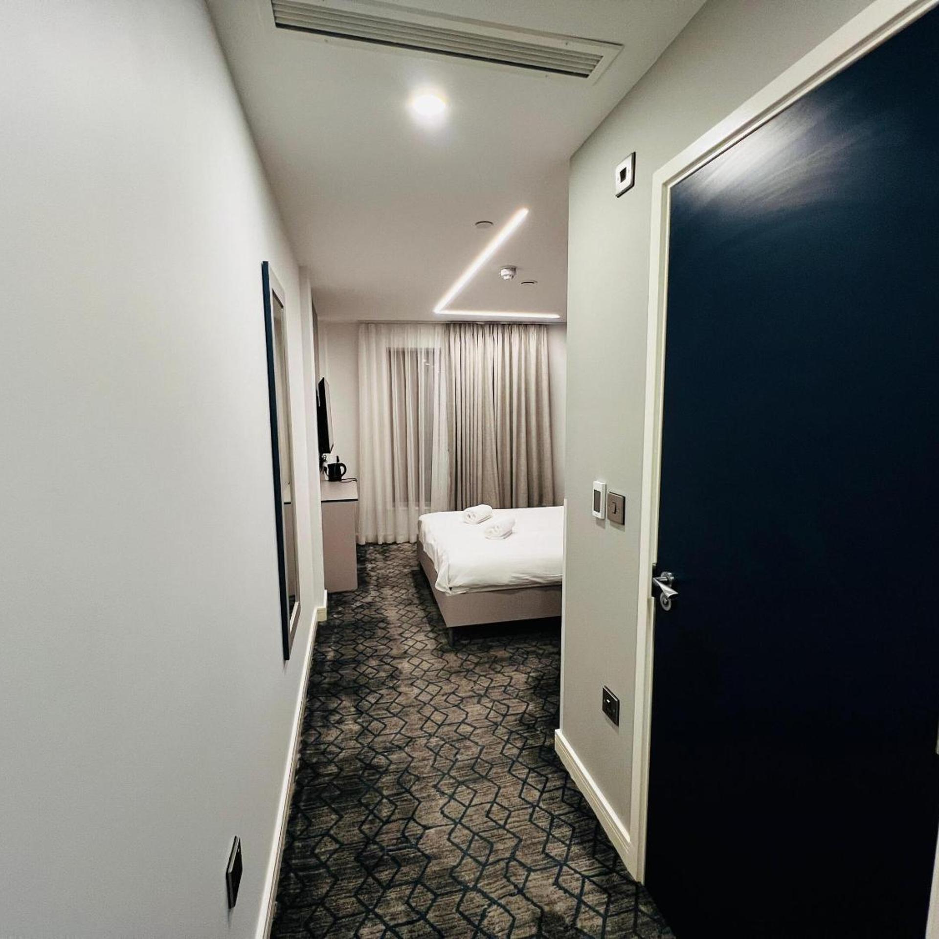 غرفة ديلوكس بسريرين منفصلين، Ilford Grand Hotel 2/2