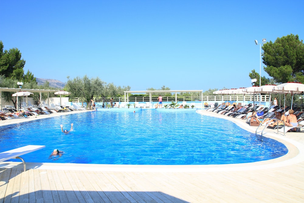 VILLAGGIO BAIA DEL MONACO 52/55
