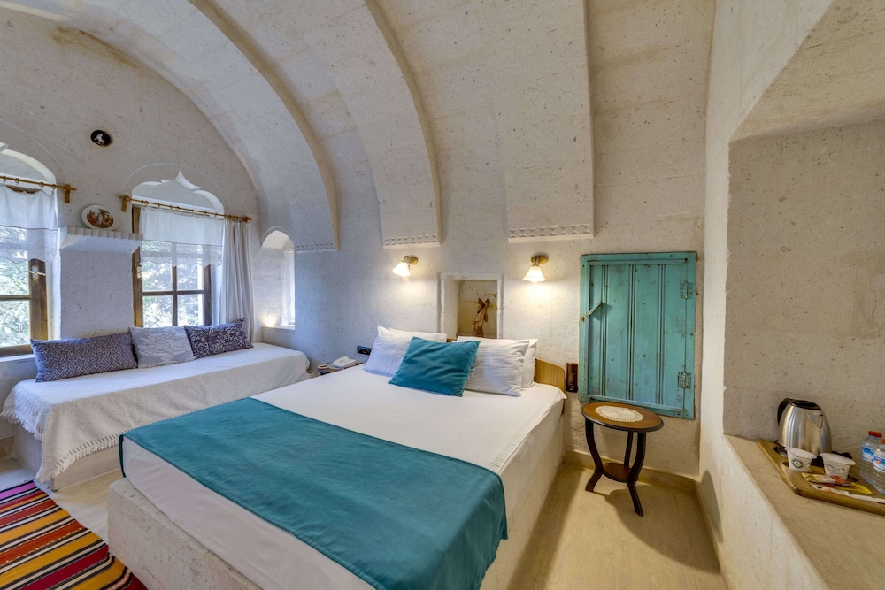 El Puente Cave Hotel 10/50