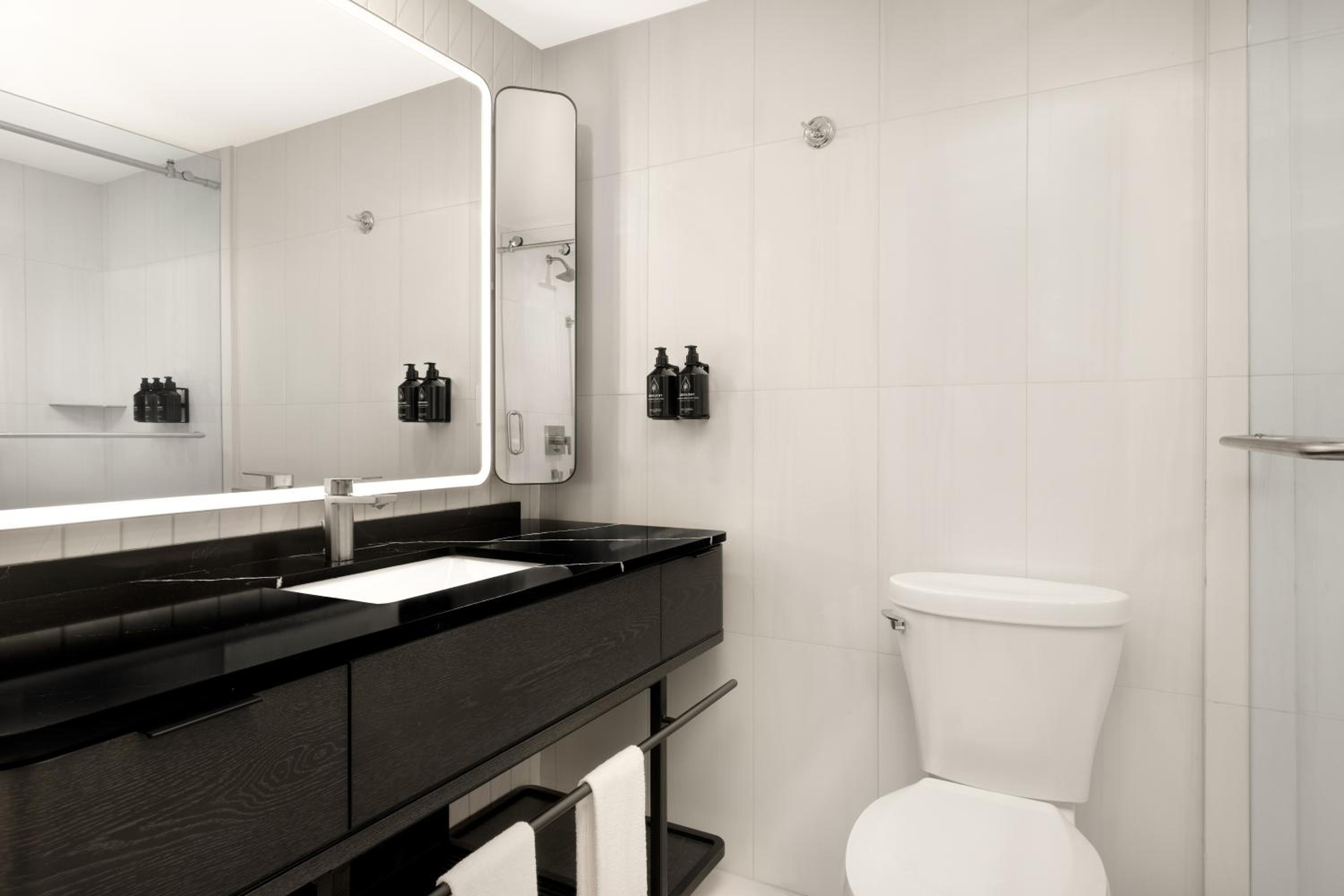 ROOM, KING BED, ACCESSIBLE