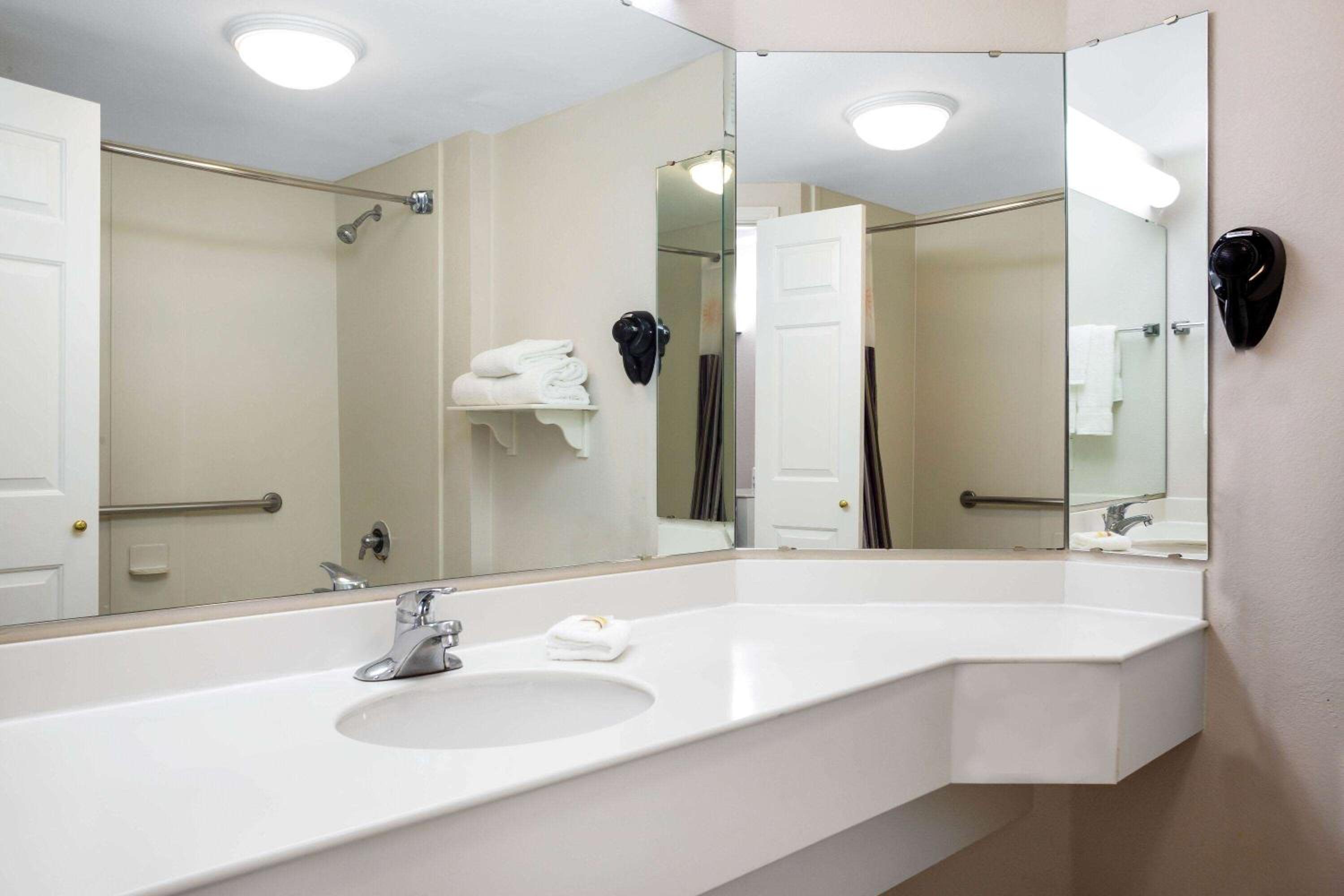 غرفة بسريرين مزدوجين بحوض استحمام لذوي الإعاقة، Fairfield by Marriott Inn & Suites Austin West 9/9