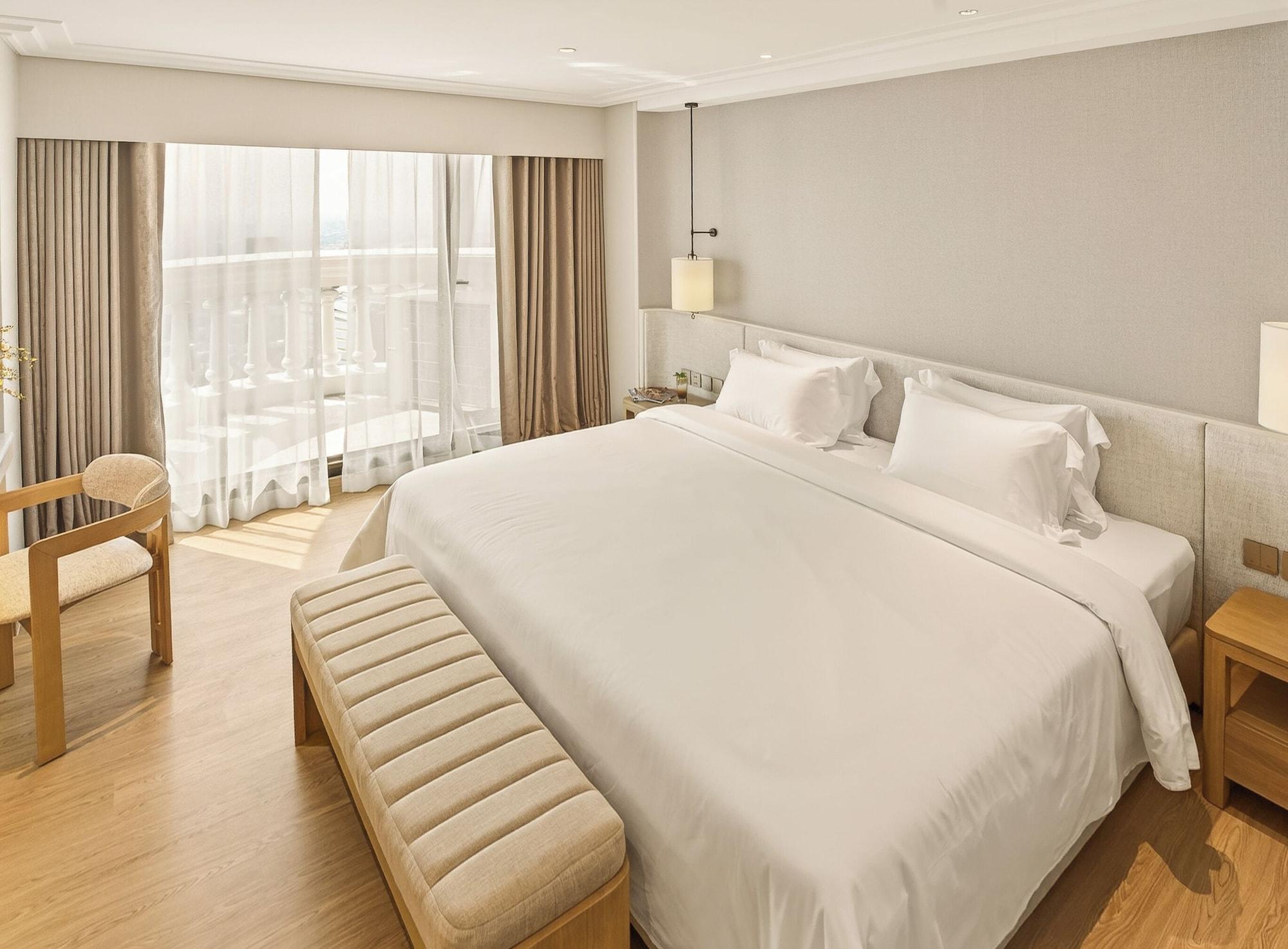 Signature, Family Suite, Tower, Club